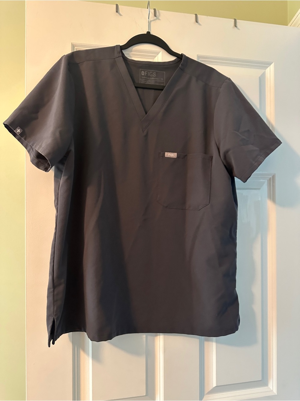 Figs Women’s V-Neck Scrub Top in Charcoal Gray